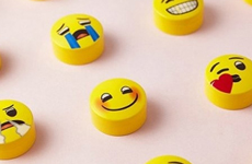 台灣品牌推出Emoji面膜 可以直接把表情包挂臉上(shàng)